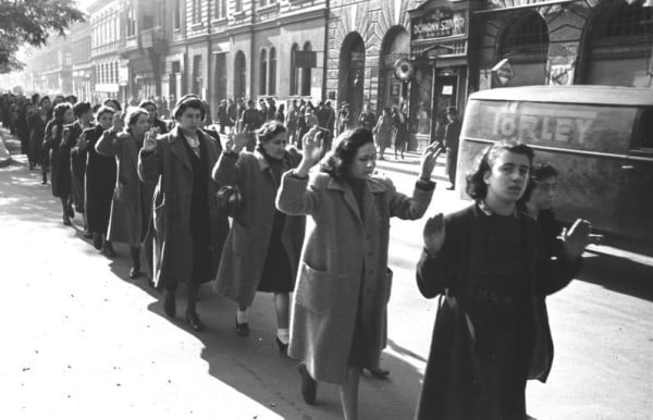 Żydowskie kobiety schwytane w Budapeszcie, 20–22 października 1944 roku (fot. Faupel, Bundesarchiv, Bild 101I-680-8285A-08, CC-BY-SA 3.0)