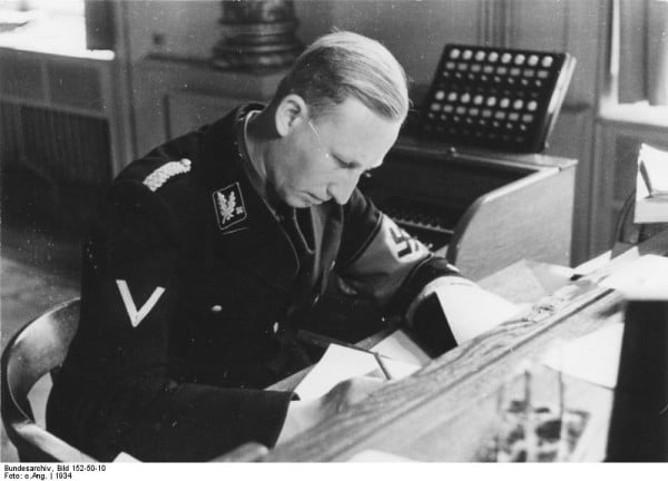 Reinhard Heydrich w swoim biurze w Monachium, 1934 r. (fot. Friedrich Franz Bauer, Bundesarchiv, Bild 152-50-10, CC-BY-SA 3.0)