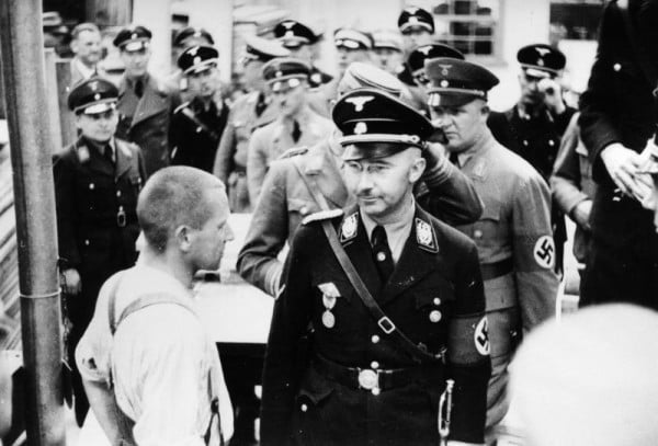 Heinrich Himmler w czasie wizyty w Dachau, 1936 rok (fot. Bundesarchiv, Bild 152-11-12, CC-BY-SA 3.0)