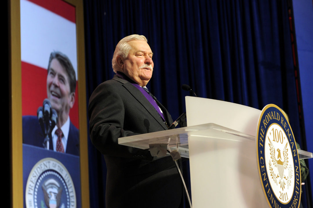 Lech Wałęsa w czasie uroczystej gali z okazji 100. rocznicy urodzin Ronalda Reagana (fot. Cherie Cullen, U.S. Department of Defense, domena publiczna)