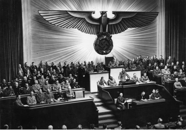 Adolf Hitler przemawia w Reichstagu, 11 grudnia 1941 roku (fot. Bundesarchiv, Bild Bild 183-1987-0703-507, CC-BY-SA 3.0)