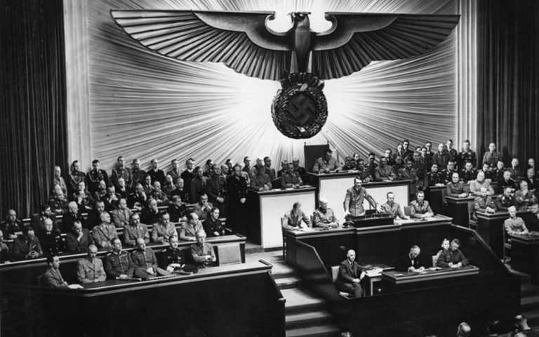 Adolf Hitler przemawia w Reichstagu, 11 grudnia 1941 roku (fot. Bundesarchiv, Bild Bild 183-1987-0703-507, CC-BY-SA 3.0)