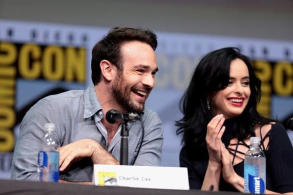 Szeroko uśmiechnięci Charlie Cox (Daredevil) i Krysten Ritter (Jessica Jones) przy mikrofonach w czasie Comic Conu w San Diego