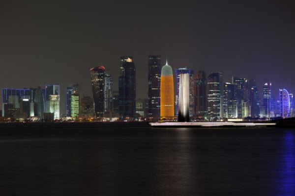 Nocna panorama pełnej wieżowców dzielnicy biznesowej Ad-Dauhy