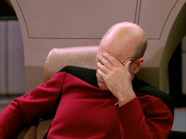 Na zdjęciu kapitan Picard, bohater serii Start Trek, siedzi w fotelu z dłonią przykrywającą twarz w geście rezygnacji